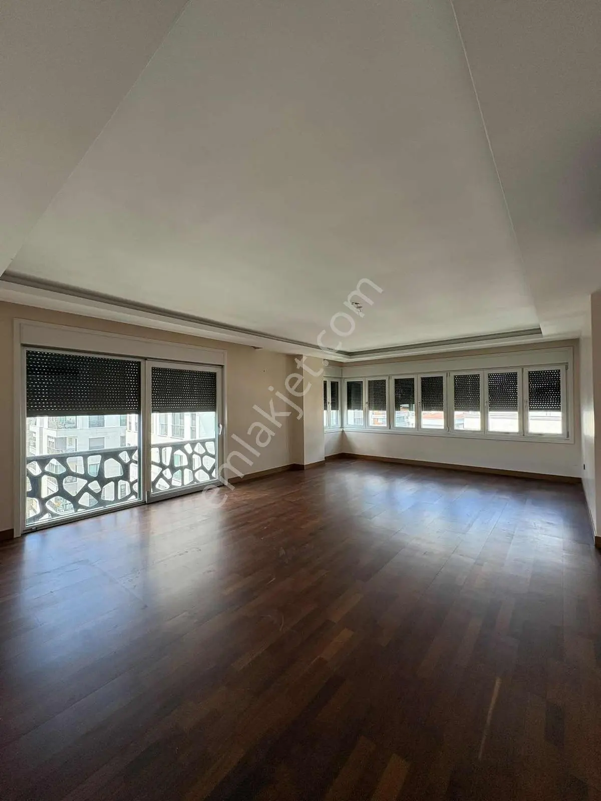 Caddebostan Bağdat Caddesi 1. Paralel Havuzlu Geniş 3+1 Kiralık