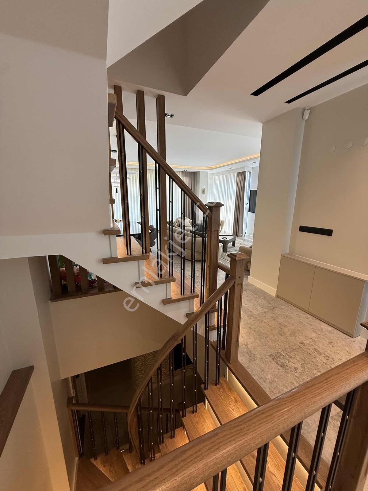 Beylikdüzü Gürpınarda Havuzlu Satılık 7+2 Villa - Görsel 24