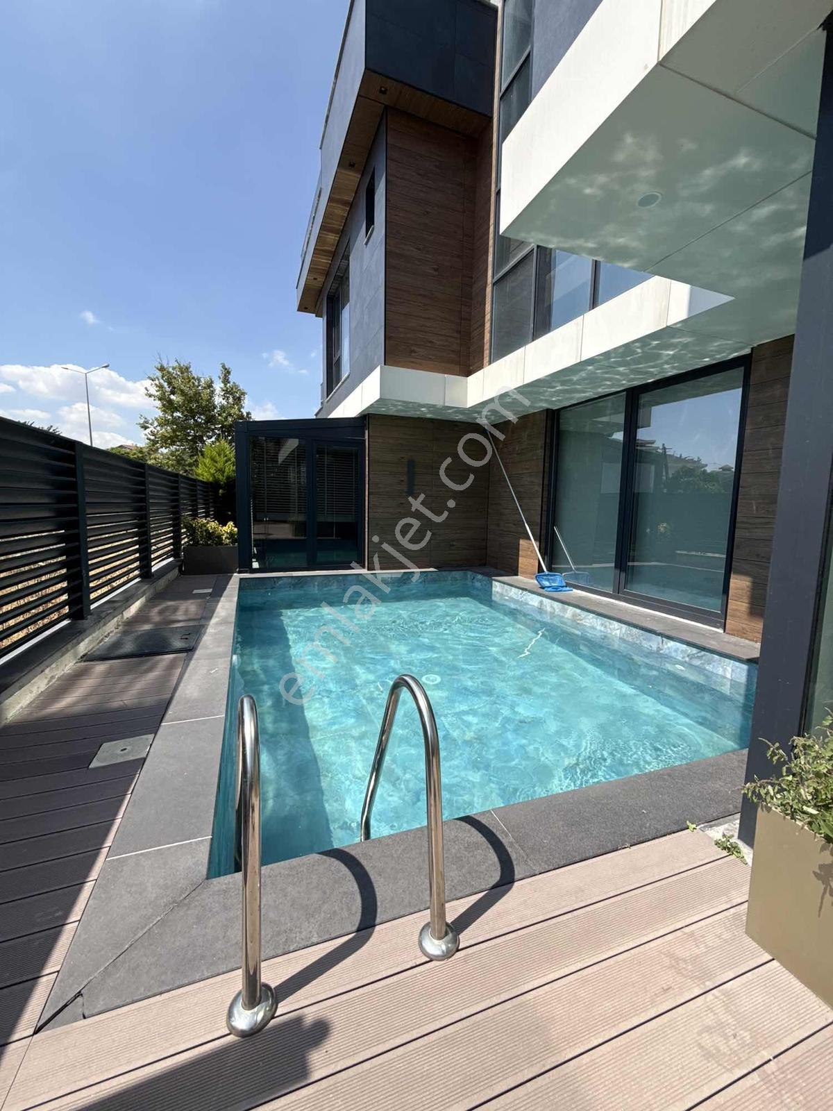 Beylikdüzü Gürpınarda Havuzlu Satılık 7+2 Villa - Görsel 4