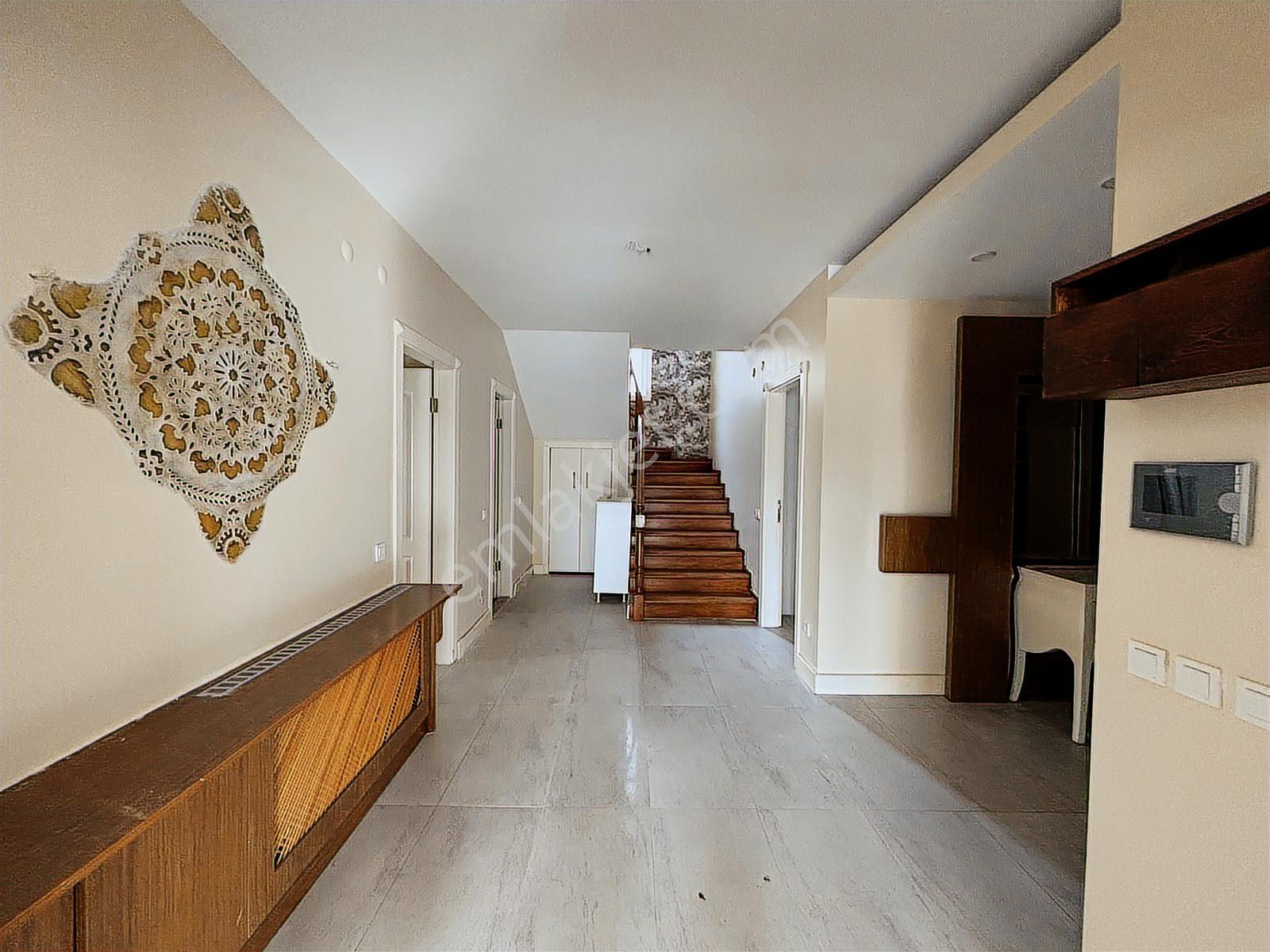 Güzelşehir Sitesinde Tadilatlı Krediye Uygun Satılık 5+1 Villa - Görsel 23