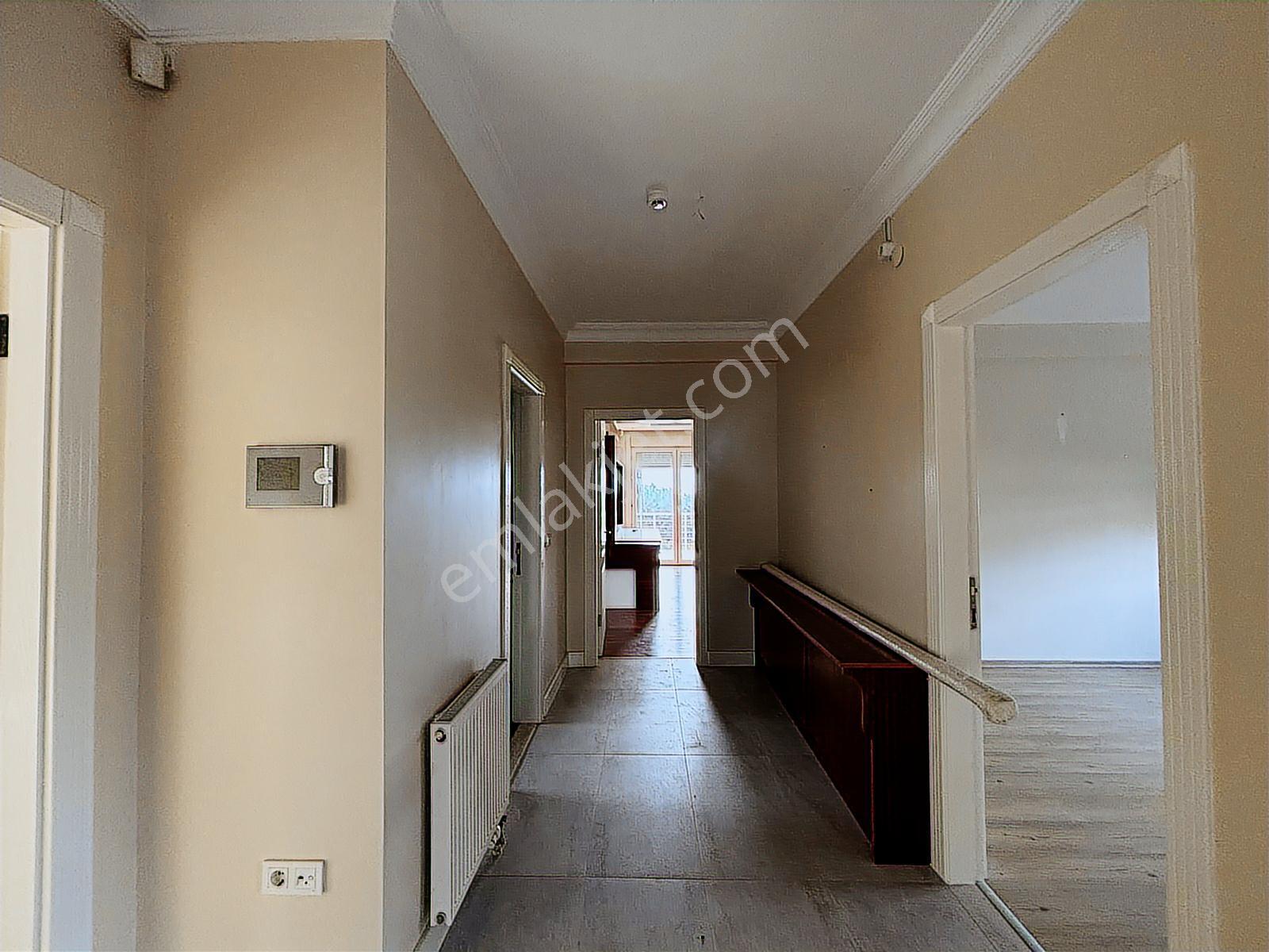Güzelşehir Sitesinde Tadilatlı Krediye Uygun Satılık 5+1 Villa - Görsel 4