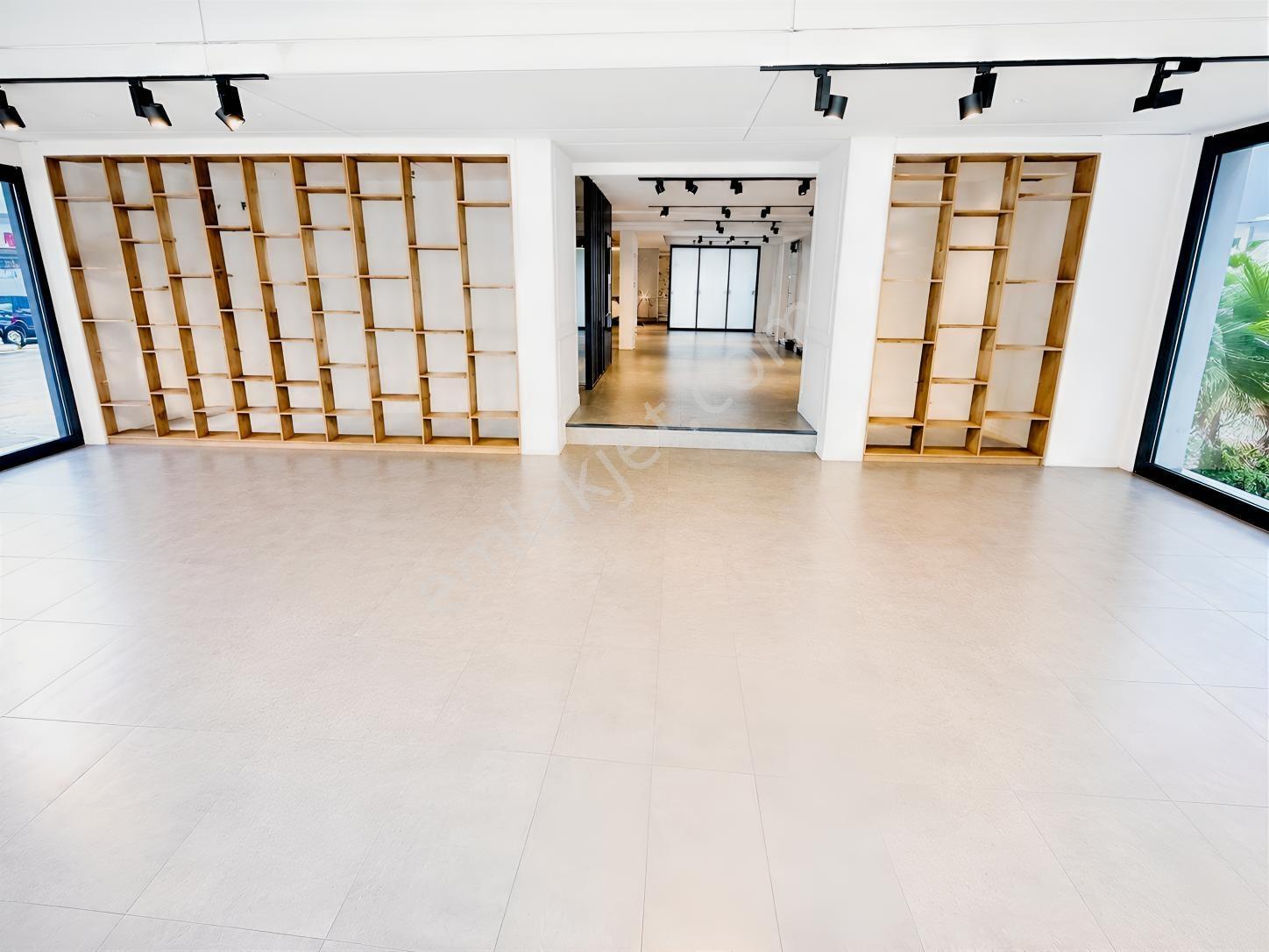 Karşıyaka Ordu Caddesinde 900m² Devren Kiralık Mağaza - Görsel 2
