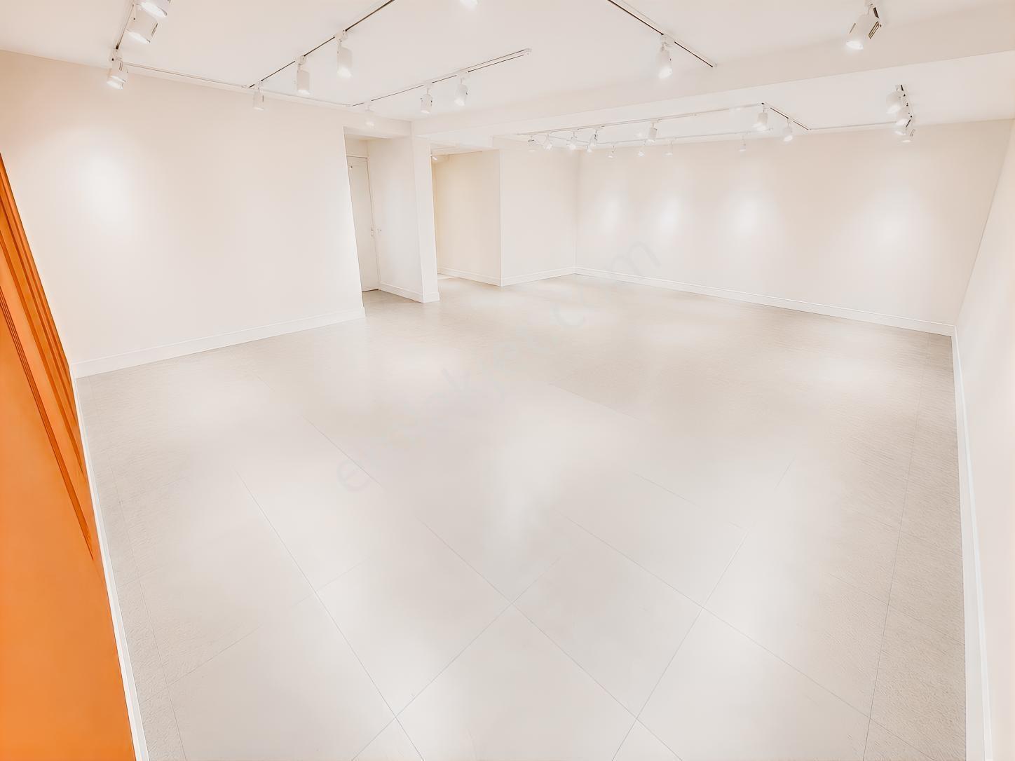 Karşıyaka Ordu Caddesinde 900m² Devren Kiralık Mağaza - Görsel 11
