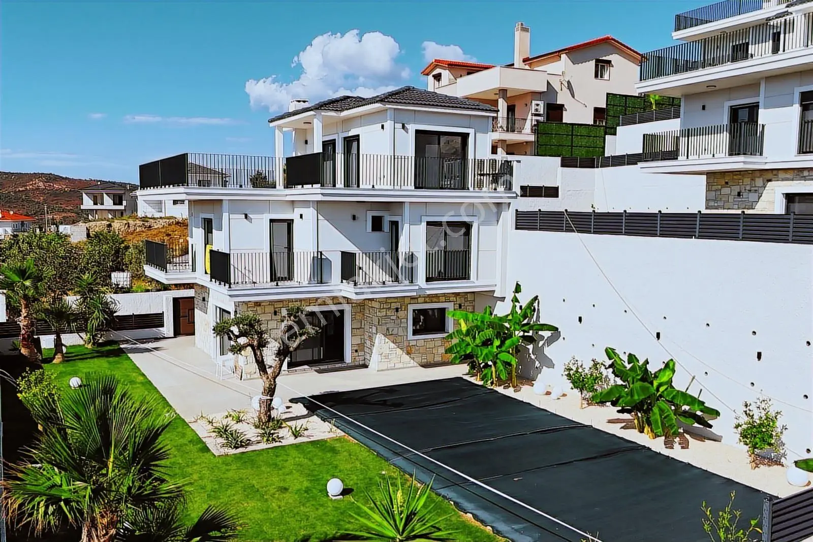 Foçaköy'de 500 M2 Arsa'da 4+1 Deniz Manzaralı Havuzlu Villa