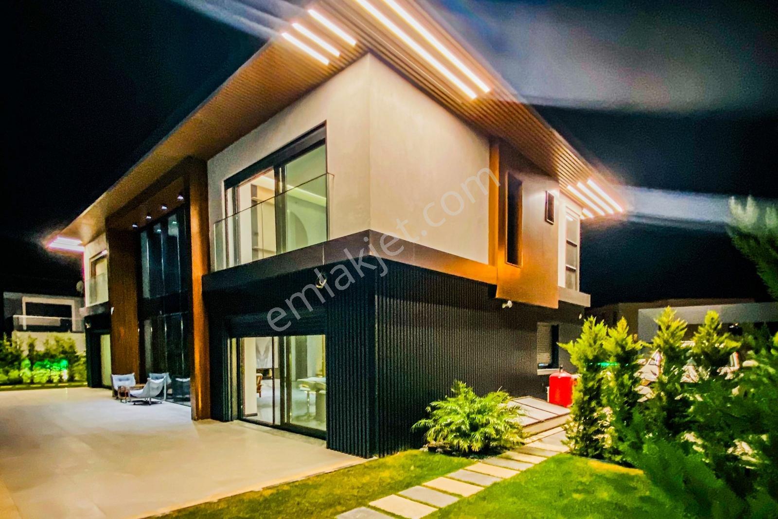 Foça'da 5+1 Akıllı Sistem, Geniş Bahçe Ve Havuzlu Müstakil Villa - Görsel 18