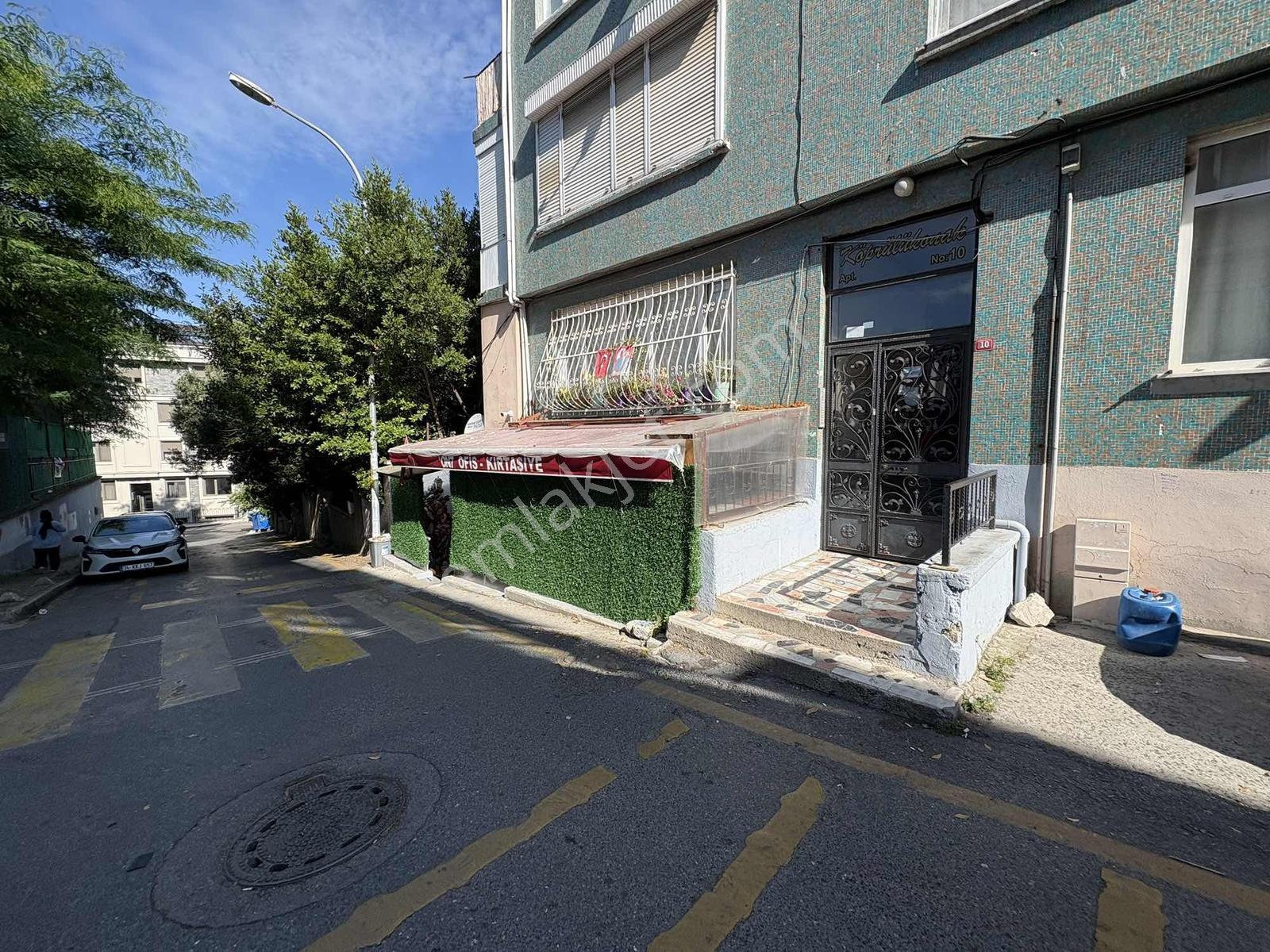 Salacak'da 3. Selim İlkokul Karşısı 30m² Satılık Dükkan