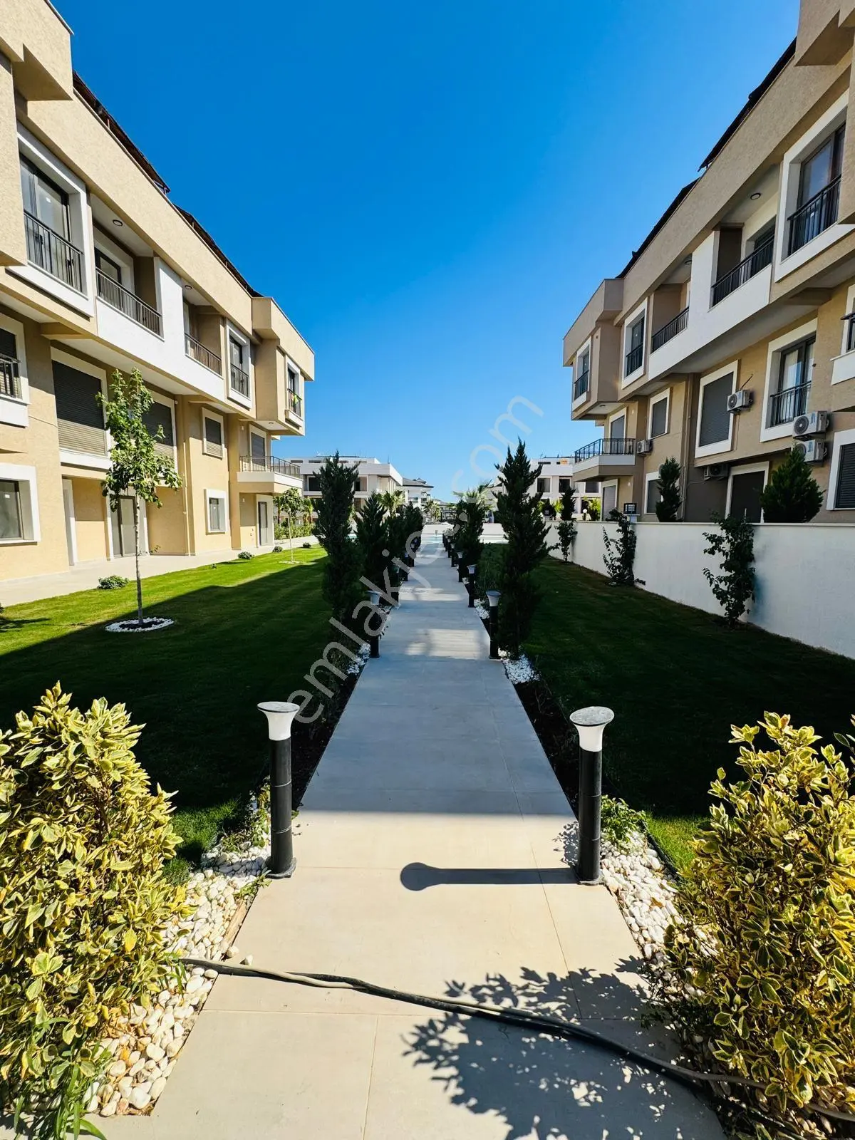 Didim'in Merkezinde Havuzlu Sitede Havuz Manzaralı 1+1 Daire - Görsel 3