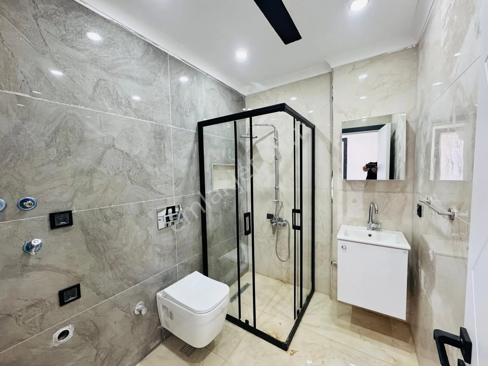 Didim'in Merkezinde Havuzlu Sitede Havuz Manzaralı 1+1 Daire - Görsel 19