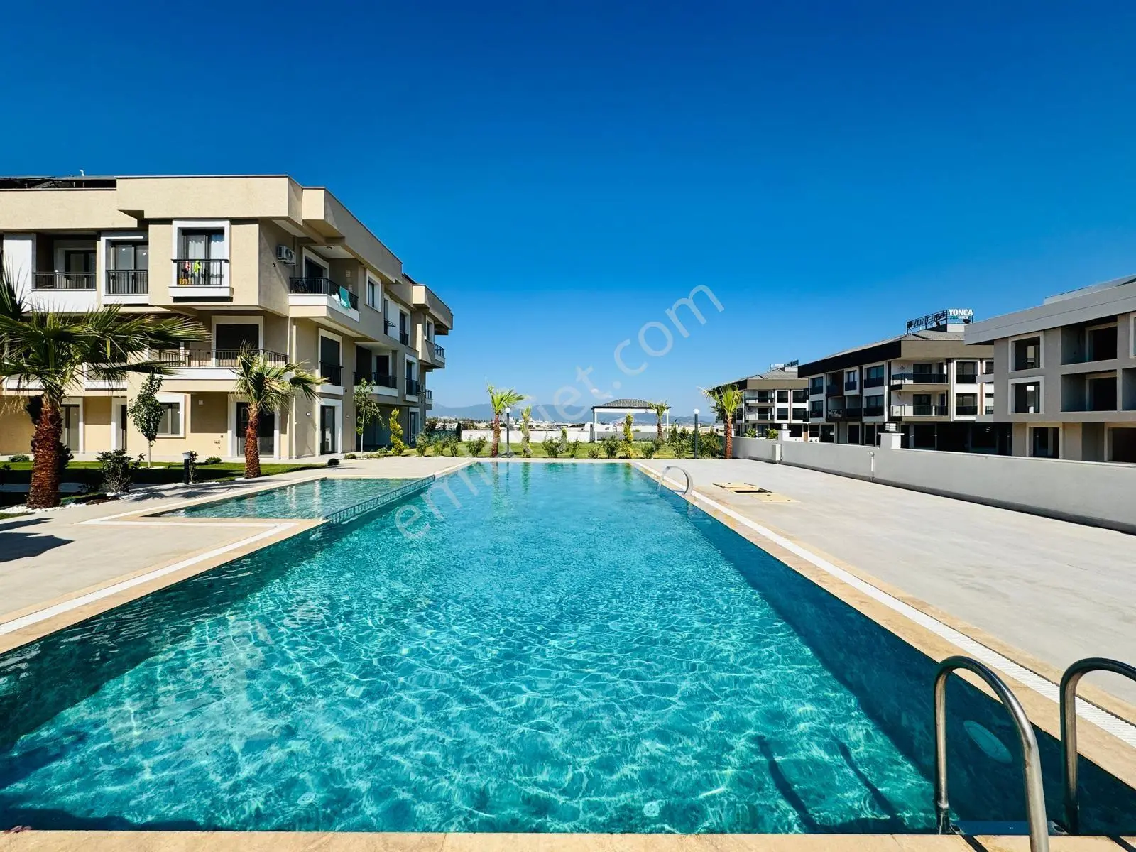 Didim'in Merkezinde Havuzlu Sitede Havuz Manzaralı 1+1 Daire