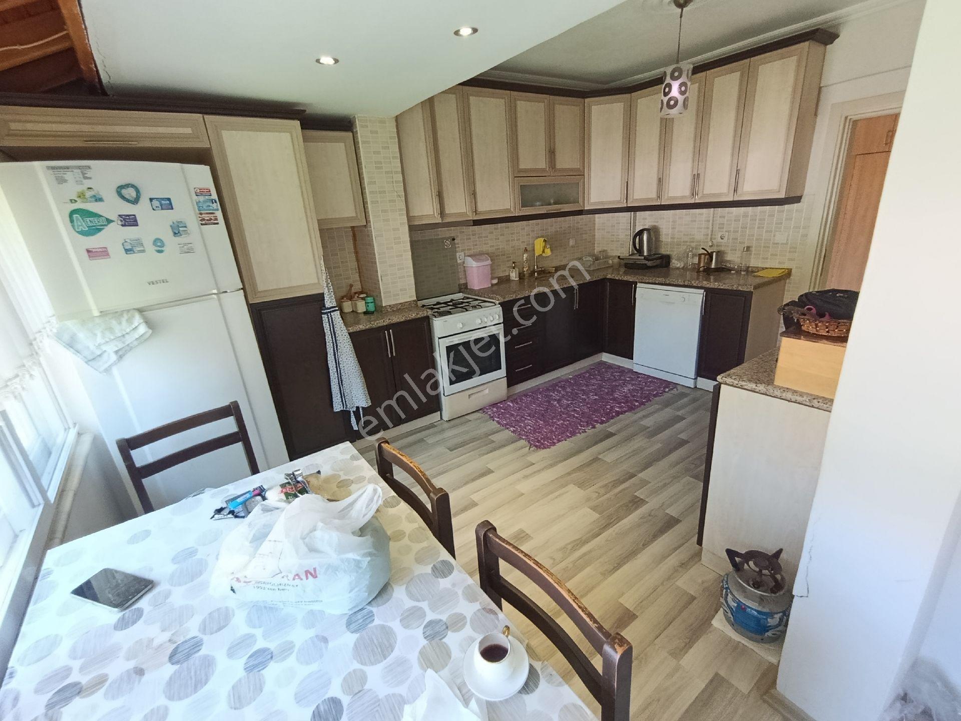 Taş Emlak'tan Plaja Yakın Kısmi Deniz Manzaralı Bakımlı Villa - Görsel 16