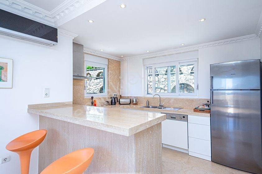 Alanya Konaklı'da Panoramik Deniz Manzaralı Full Eşyalı 4+1 Lüks Villa - Görsel 12