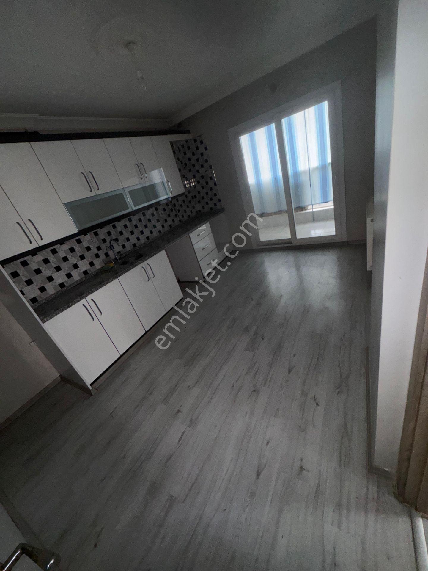 Acil Satılık Turgutlu Yedieylül Mahallesinde 130 M2 3+1 Doğalgazlı Otoparklı Asansörlü Ara Kat Daire