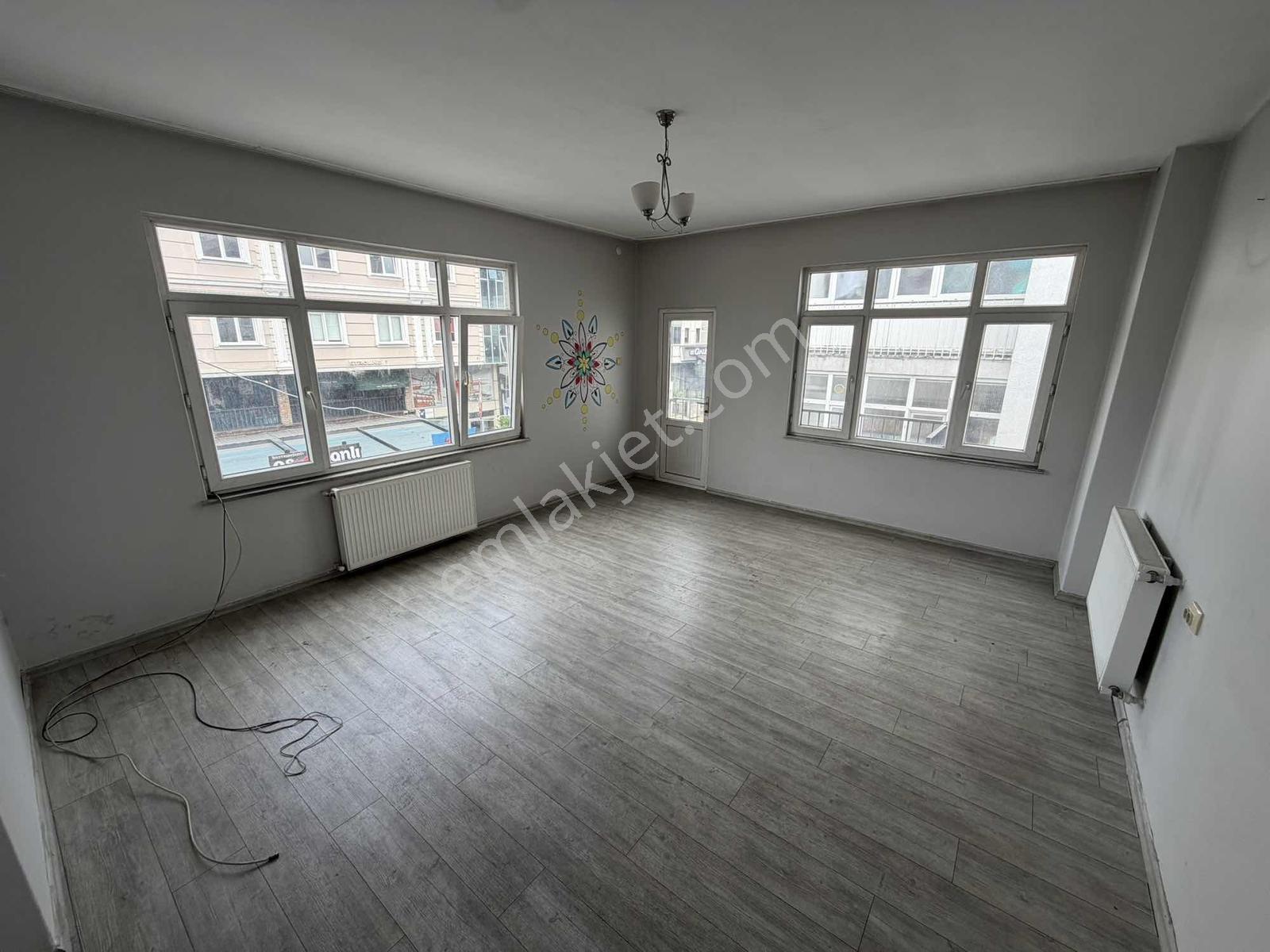 Cadde Üzerinde Satılık 3+1 Daire