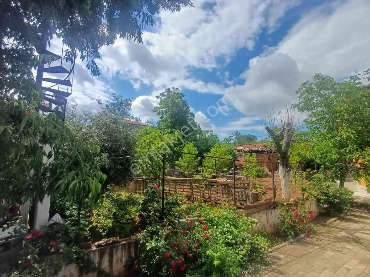 Remax Model Şirinköy De İçinde Kargir Ev Bulunan Satılık Arsa