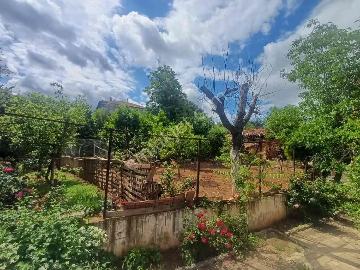 Remax Model Şirinköy De İçinde Kargir Ev Bulunan Satılık Arsa - Görsel 3