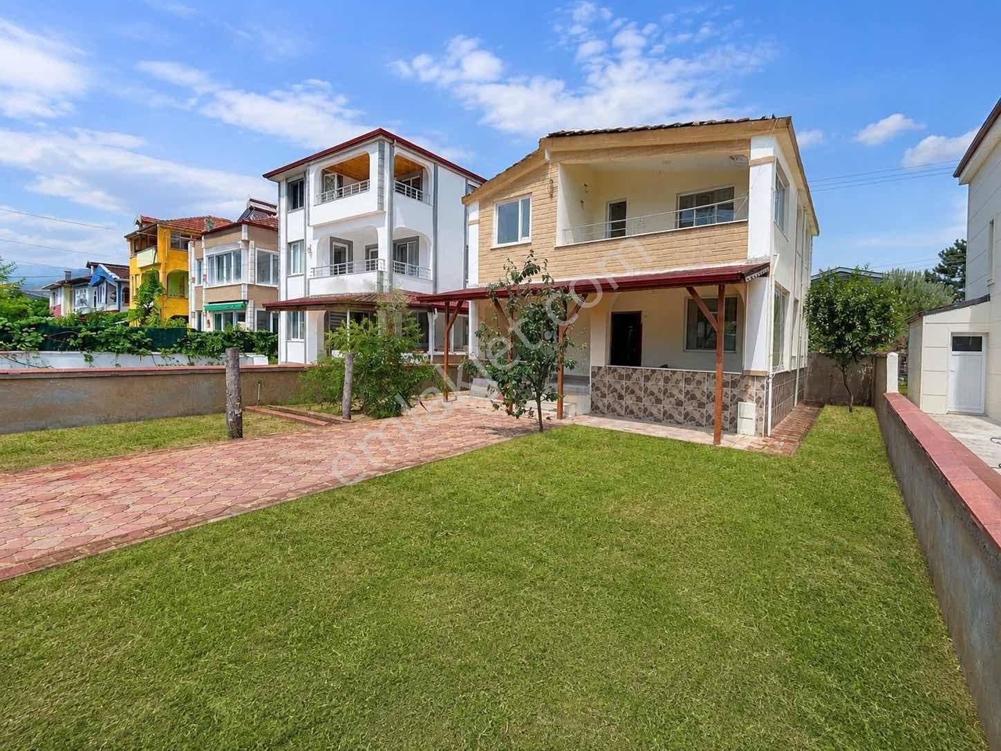 Remax Serhat/yakakent Sahil'de Satılık Yazlık/