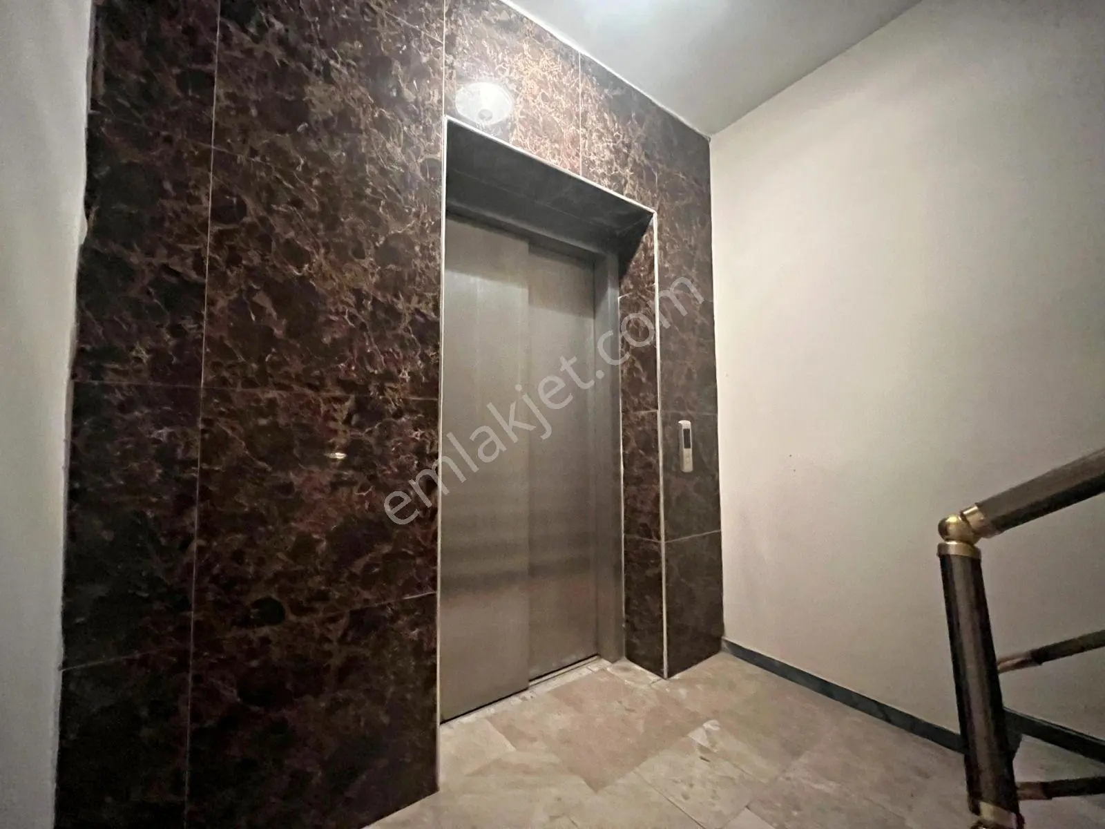 Güç'ten Akçay'da Haftanın Fırsatı Ön Cephe Asansörlü Şık Satılık 1+1 Daire - Görsel 9