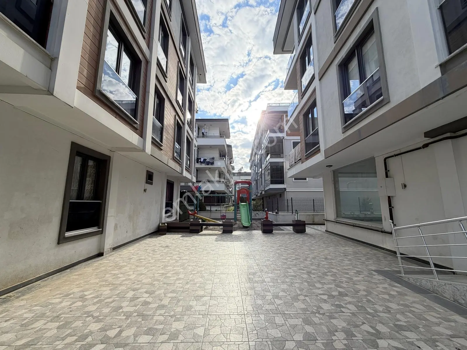 Yetkili Güç'ten Akçay'da Yüzme Havuzlu Kapalı Otoparklı Lüx 1+1 Daire - Görsel 2