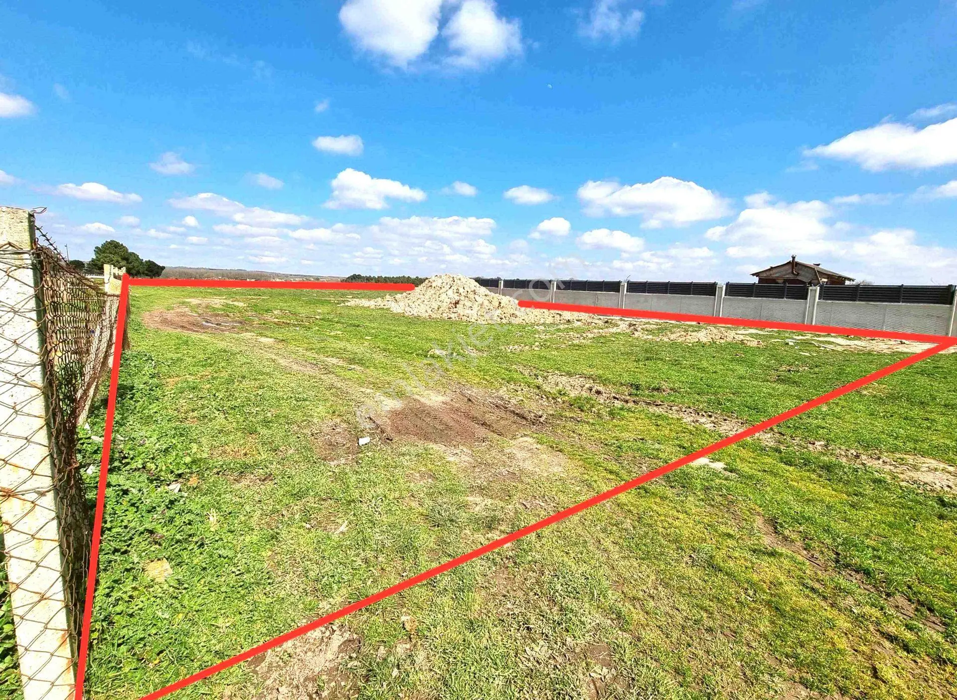 Silivri Büyükçavuşlu'da Cadde Üzeri Satılık 704m2 Villa Arsası