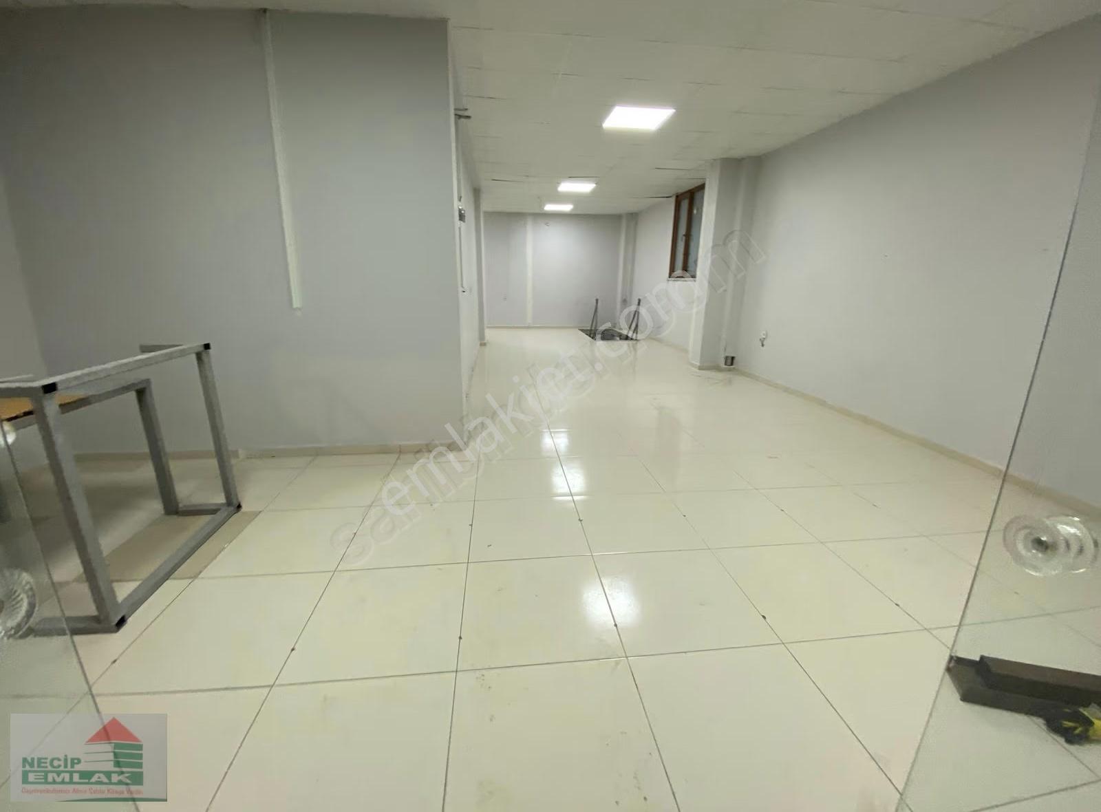 Velibabada Düz Giriş Kiralık Depolu Dükkan
