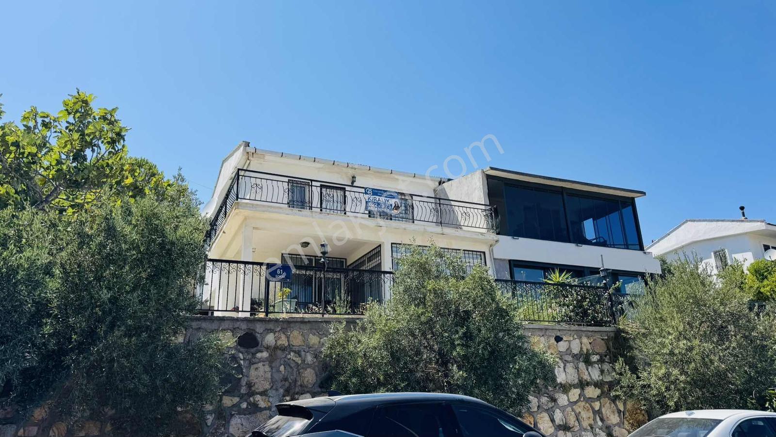 Foça Denizkentte Eşyalı Kiralık Deniz Manzaralı 4+1 Villa
