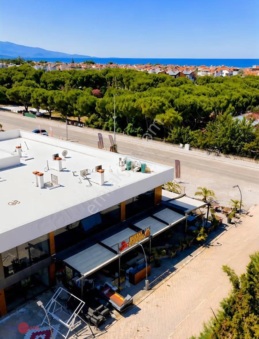 DİKİLİ SALİHLERALTI'NDA ANA CADDE CEPHELİ TERASLI SATILIK DÜKKAN