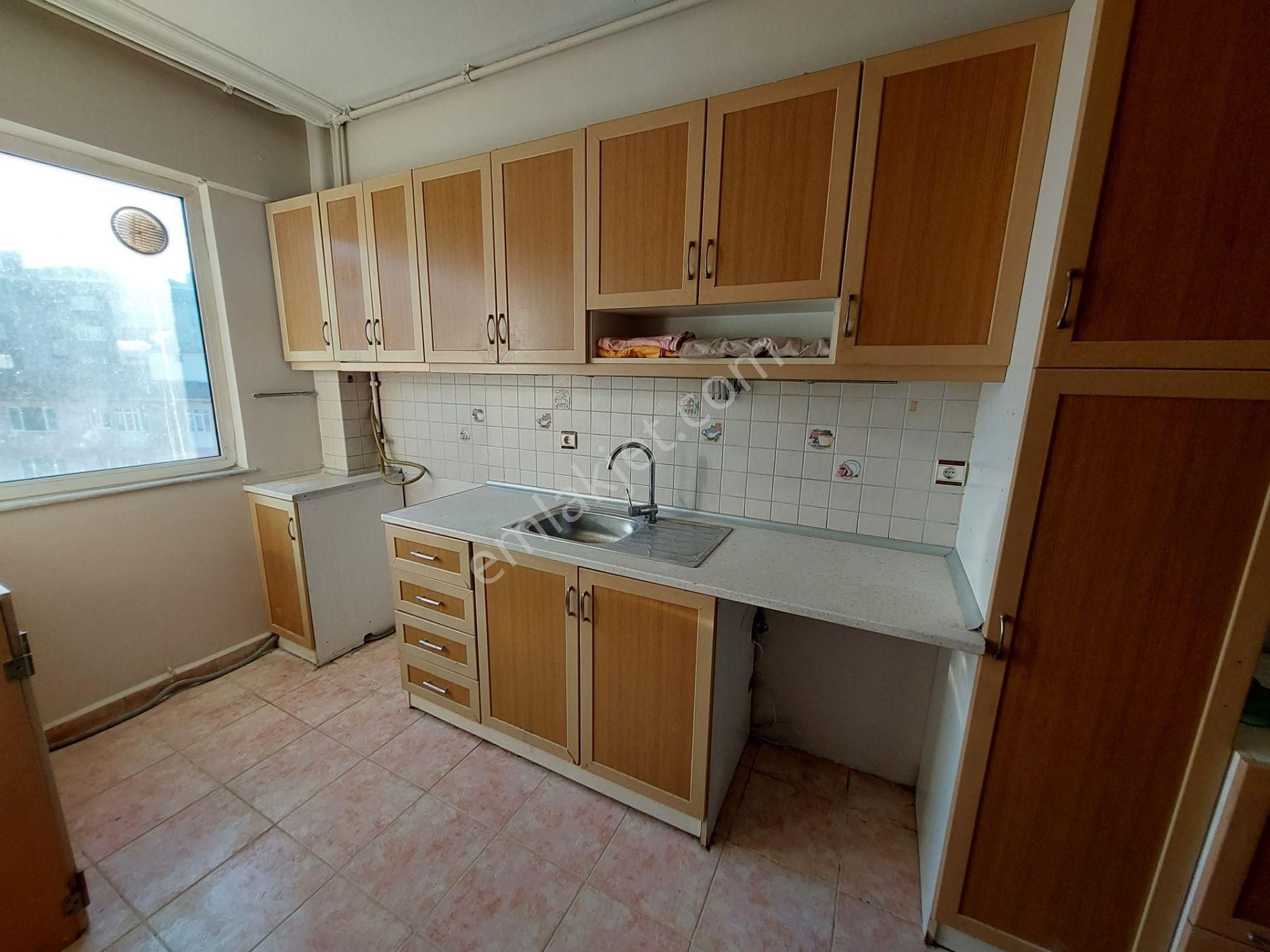 Hızır Turizm Emlak’ Dan Merdivenköy’ De 3+1 Kombili Kiralık Daire