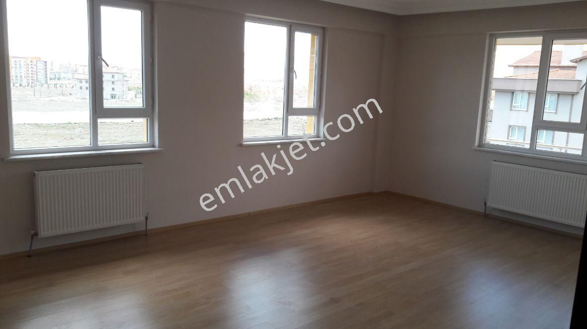 Emlakçıdan Konya Selçuklu Yazır Mahallesi 6+1 Kiralık Daire 1.500 TL