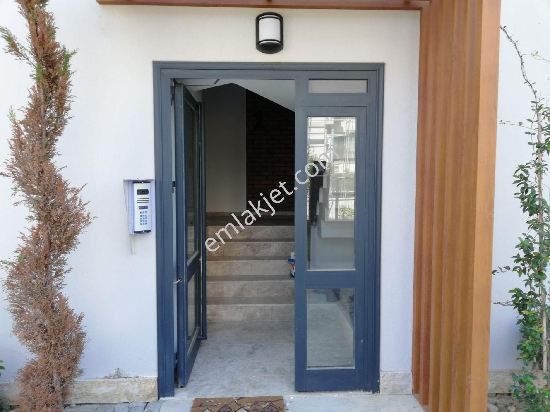 Emlakçıdan İzmir Güzelbahçe Maltepe Mahallesi 3+1 Kiralık Daire 5.500