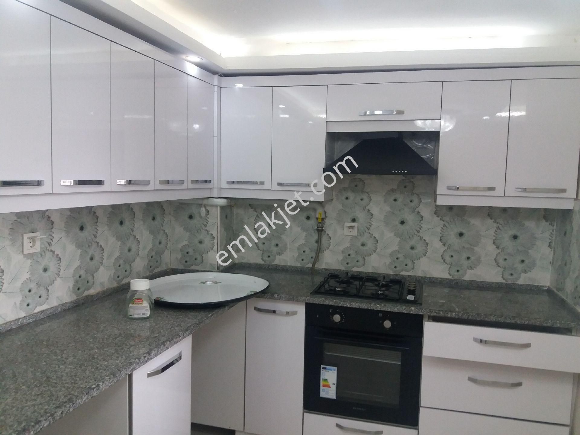 Emlakçıdan İzmir Karabağlar Uğur Mumcu Mahallesi 2+1 Kiralık Daire 3