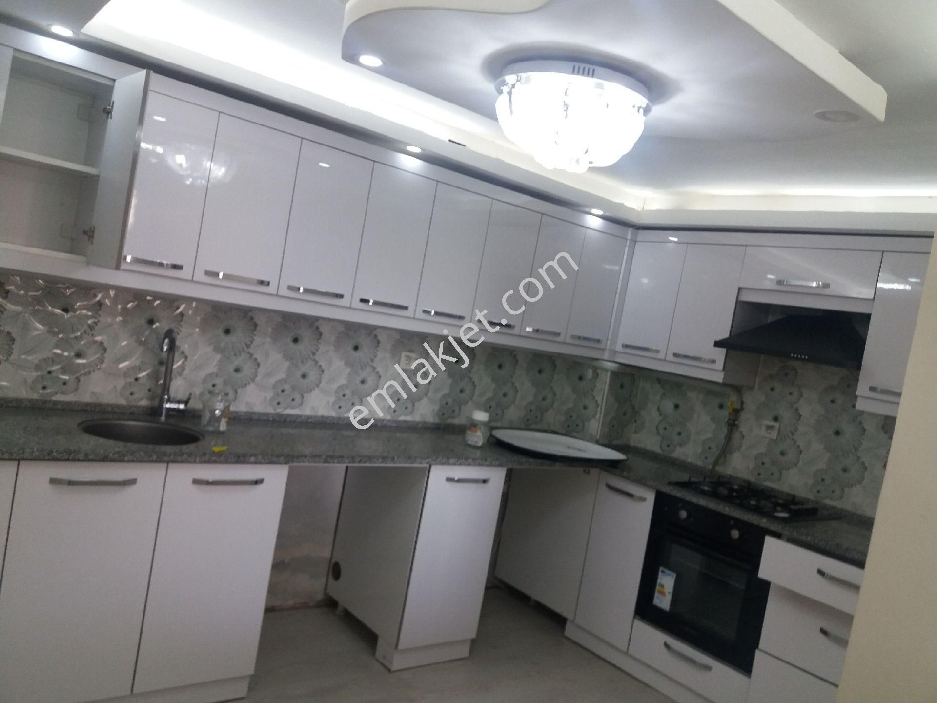Emlakçıdan İzmir Karabağlar Uğur Mumcu Mahallesi 2+1 Kiralık Daire 3