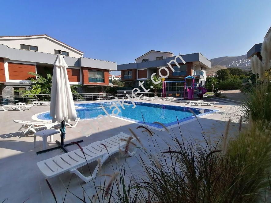 Emlakçıdan İzmir Güzelbahçe Kahramandere Mahallesi 5+2 Satılık Müstakil