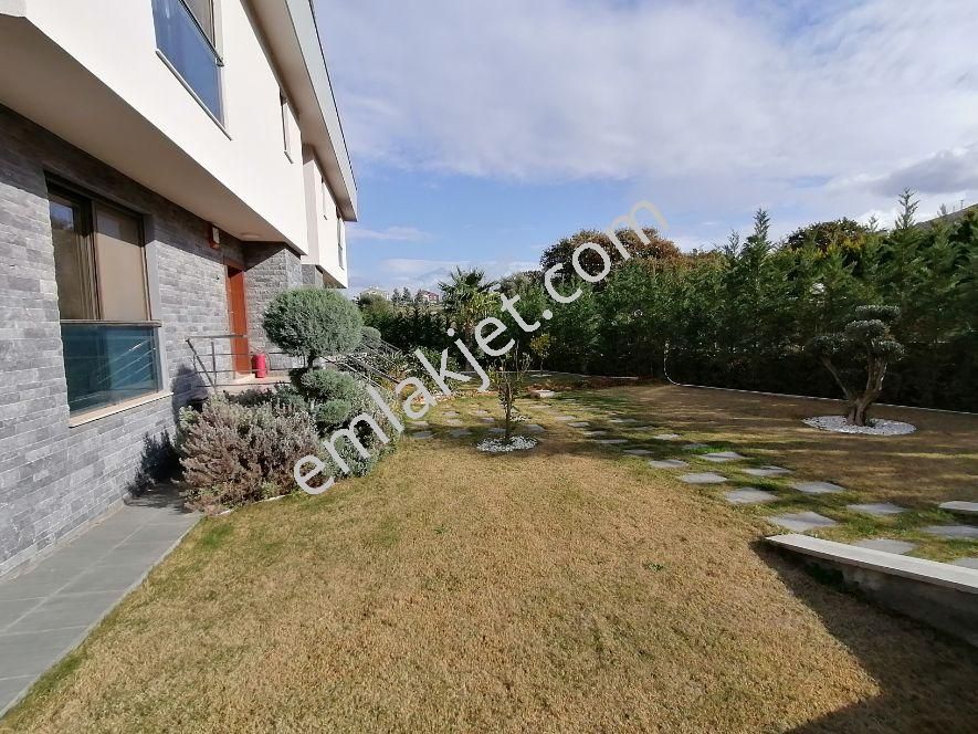 Emlakçıdan İzmir Güzelbahçe Kahramandere Mahallesi 5+2 Satılık Müstakil