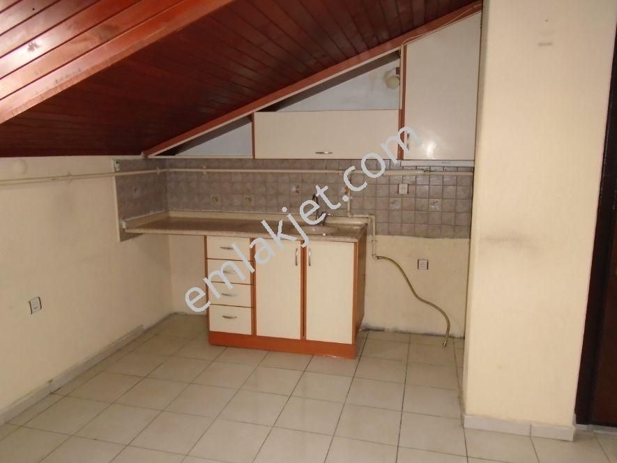 İstiklal Mah.'nde,1+1+teras,kombili Kal.,çatı Kat,kiralık