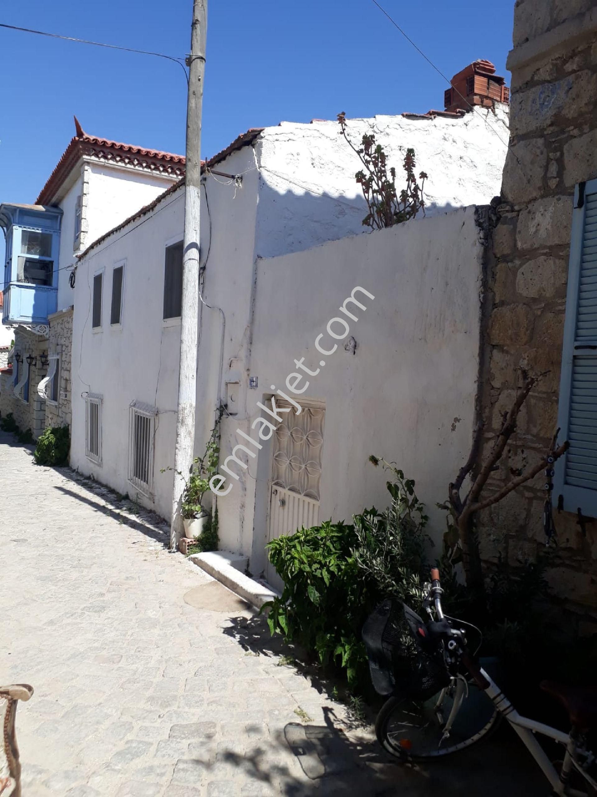 Emlakçıdan İzmir Çeşme Alaçatı Mahallesi 3+1 Satılık Müstakil 2.500.000