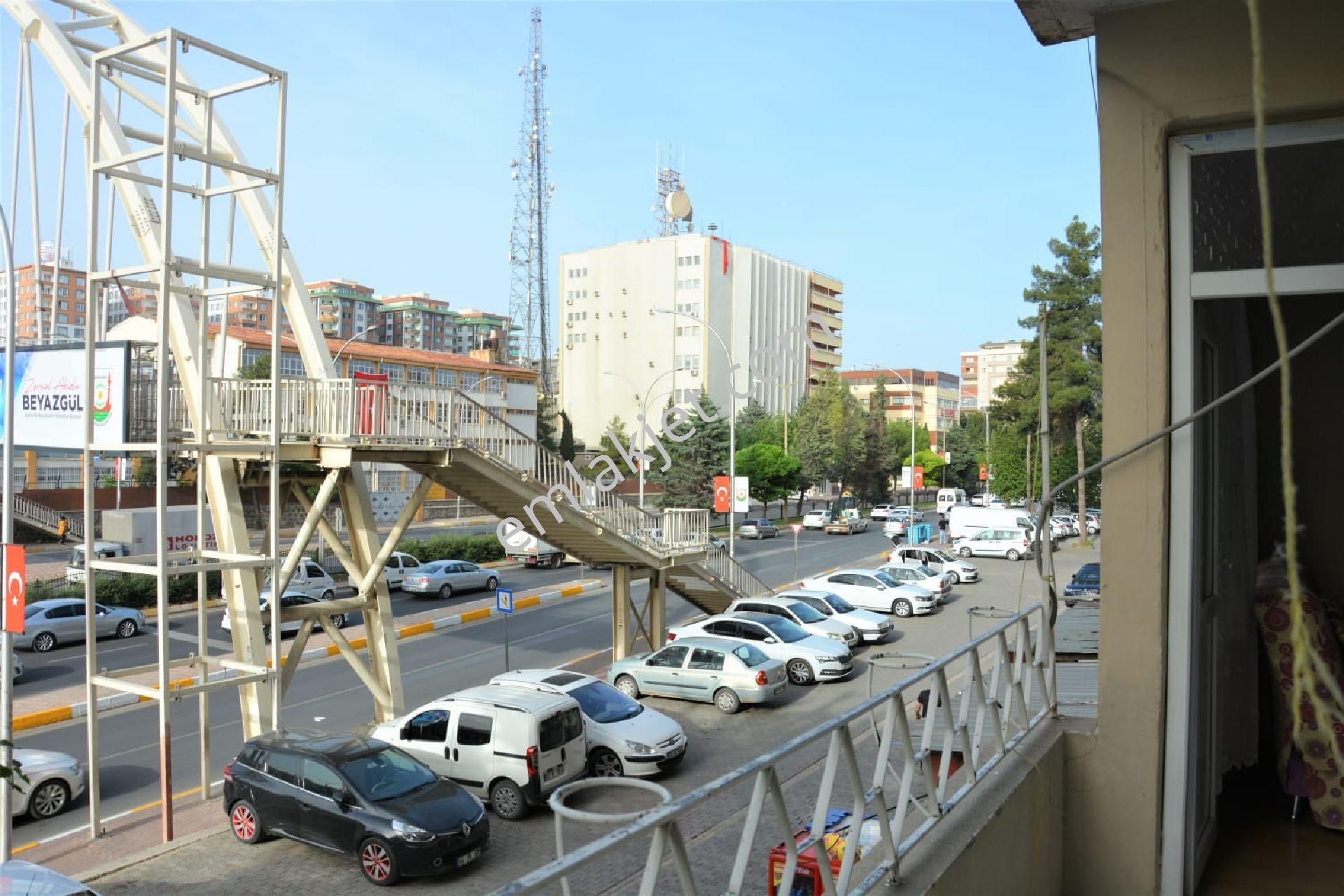 Emlakçıdan Şanlıurfa Haliliye Şair Nabi Mahallesi 3+1 Satılık Daire 160