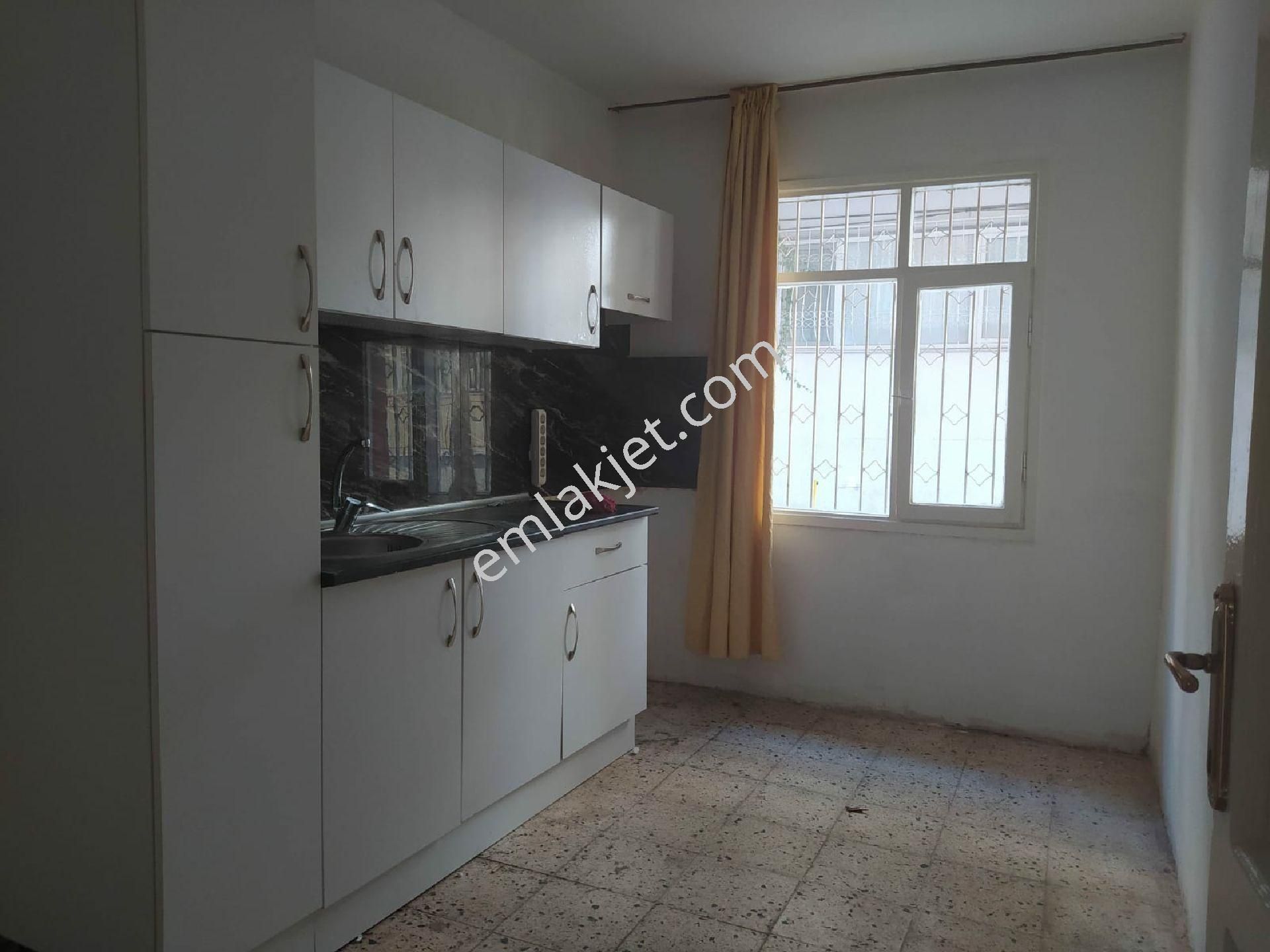 Emlakçıdan İzmir Karabağlar Bozyaka Mahallesi 2+1 Kiralık Daire 850 TL