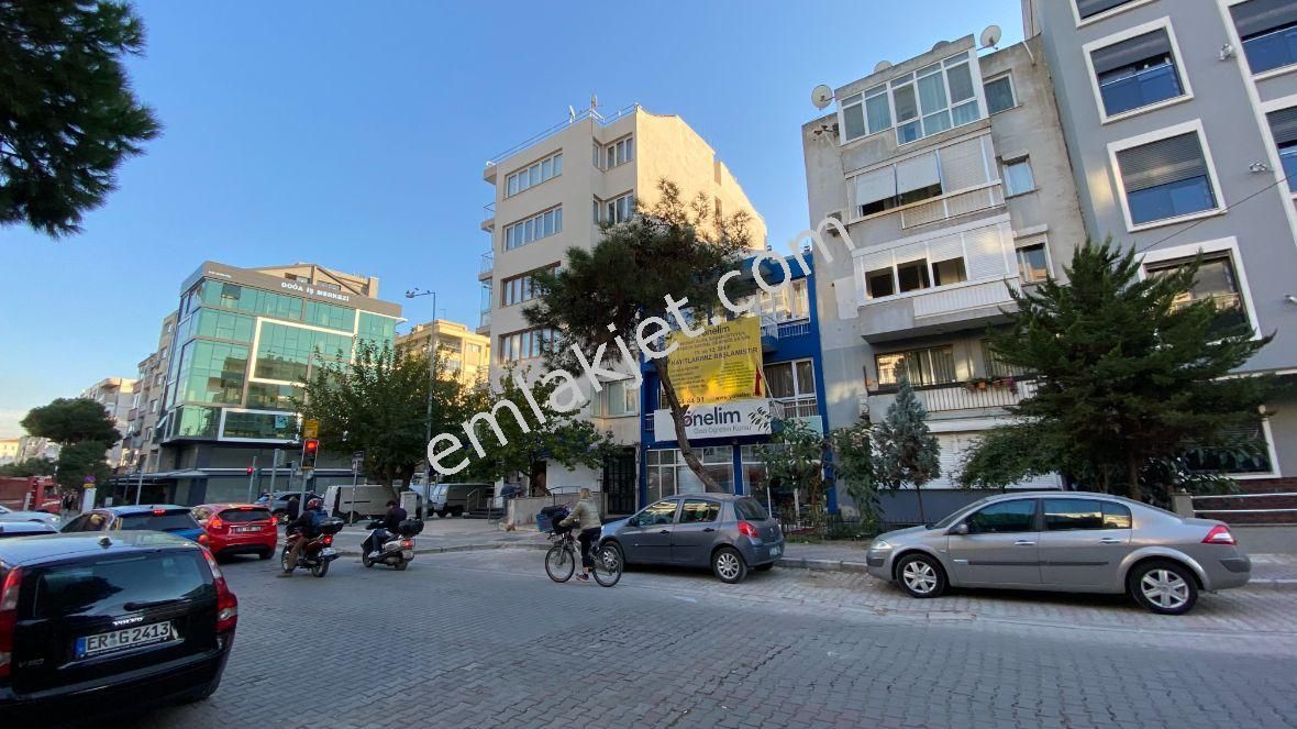 Emlakçıdan İzmir Karşıyaka Bostanlı Mahallesi 3+1 Kiralık Daire 2.650