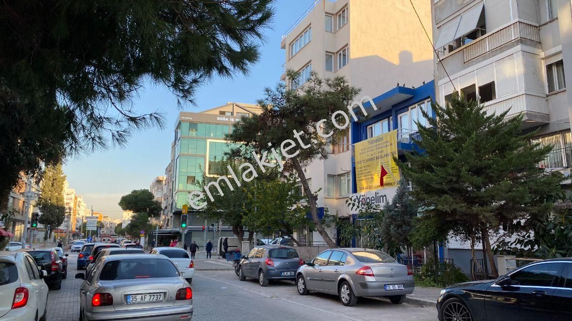 Emlakçıdan İzmir Karşıyaka Bostanlı Mahallesi 3+1 Kiralık Daire 2.650
