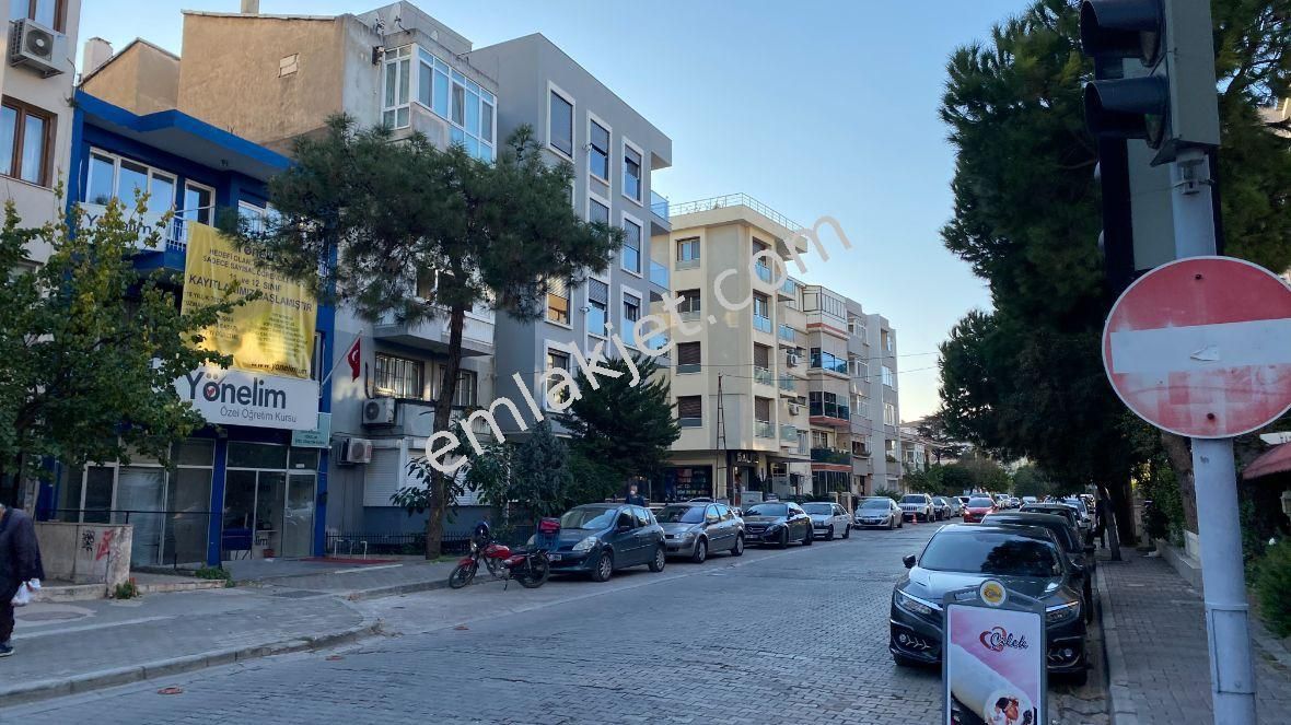 Emlakçıdan İzmir Karşıyaka Bostanlı Mahallesi 3+1 Kiralık Daire 2.650