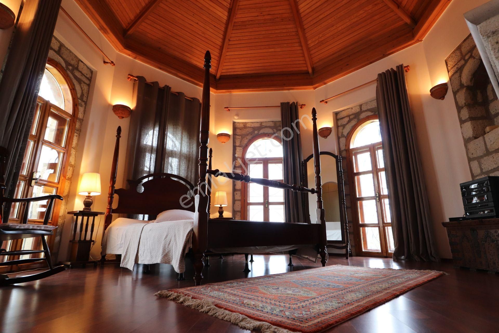 Emlakçıdan İzmir Çeşme Alaçatı Mahallesi 4+2 Satılık Müstakil 6.500.000