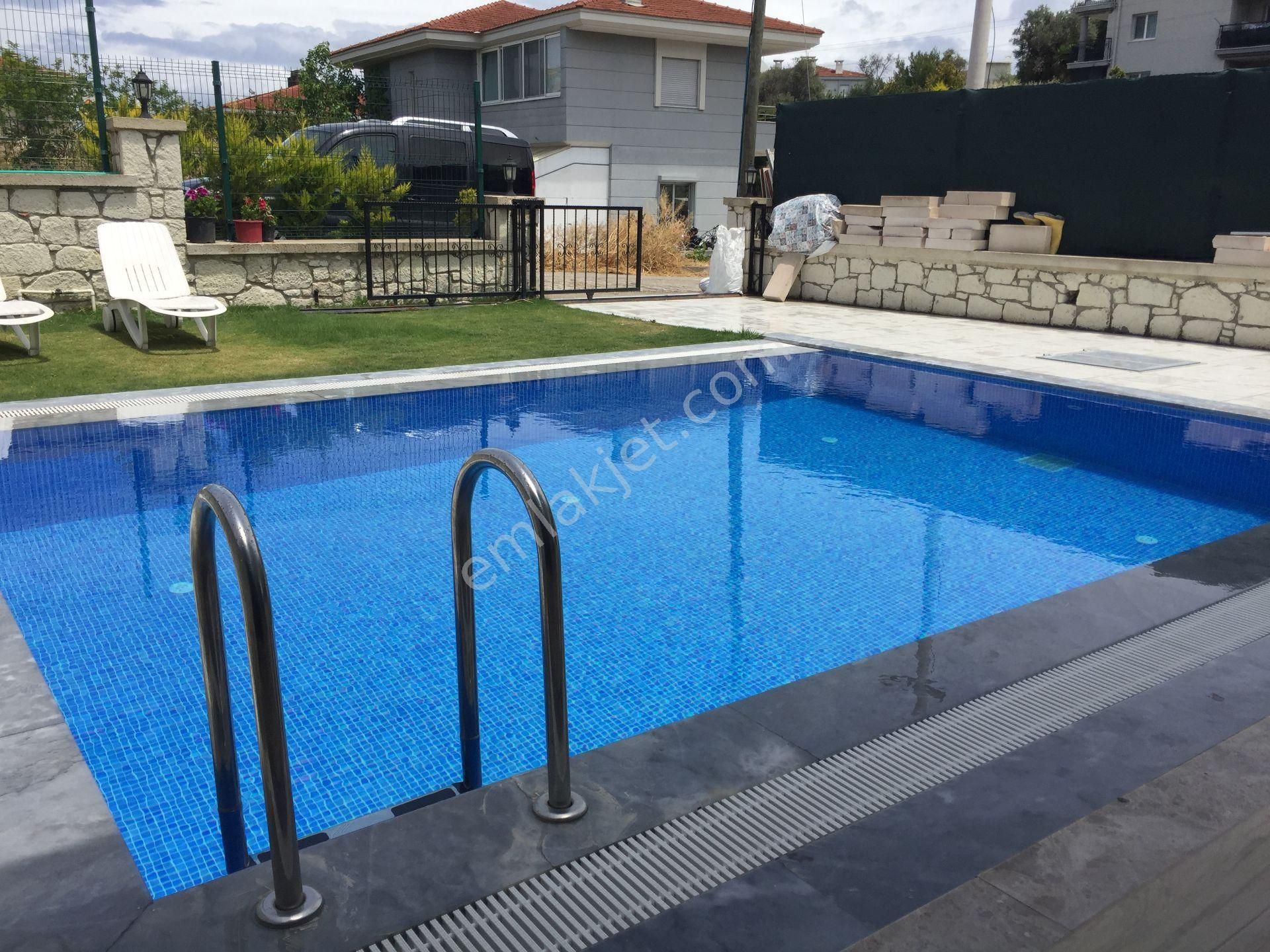 Çeşme Fahrettinpaşa Kiralık Villa Alaçatı Gayrimenkul'den Boyalık'ta Kiralık Havuzlu Villa.