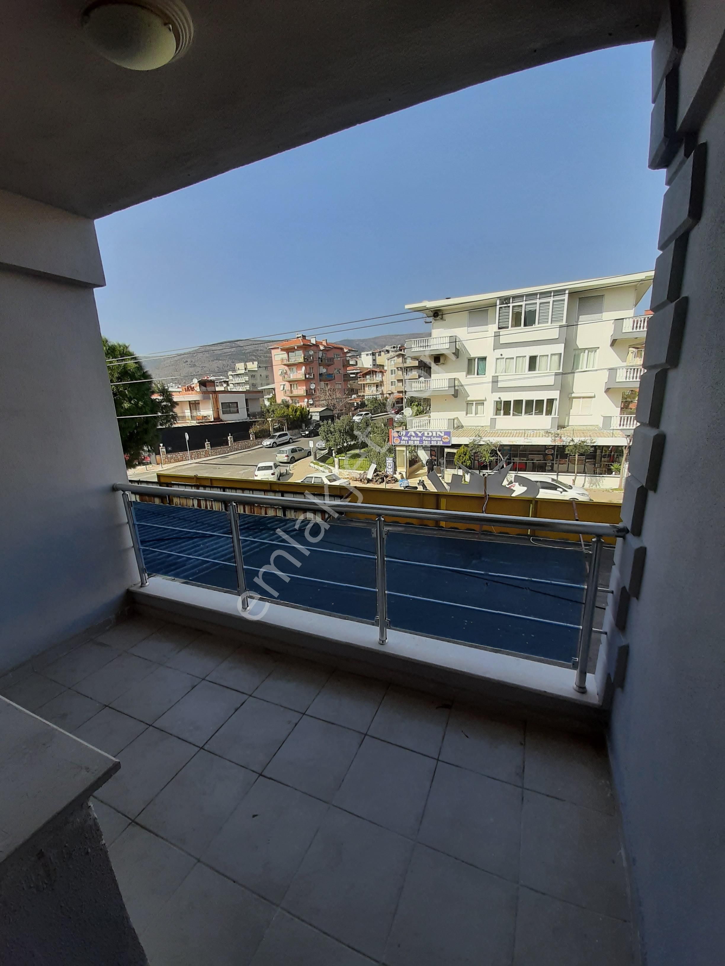 Emlakçıdan İzmir Bornova İnönü Mahallesi 3+1 Kiralık Daire 2.850 TL