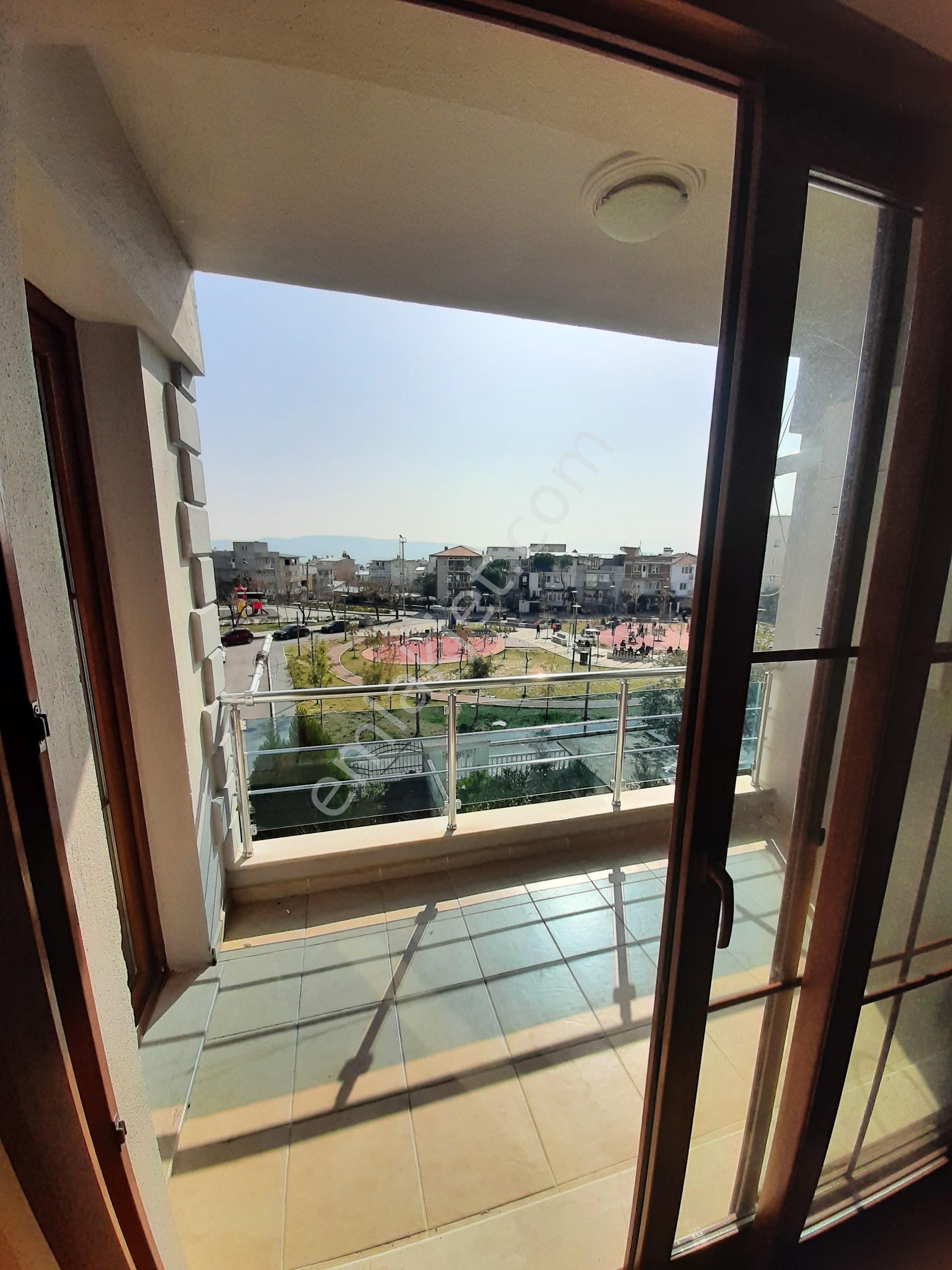 Emlakçıdan İzmir Bornova İnönü Mahallesi 3+1 Kiralık Daire 2.850 TL