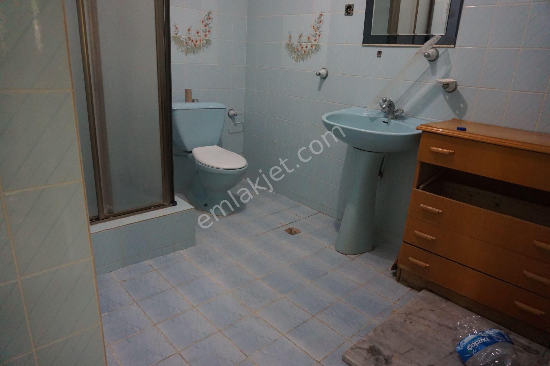 Emlakçıdan İzmir Çiğli Evka 2 Mahallesi 3+1 Kiralık Daire 1.300 TL