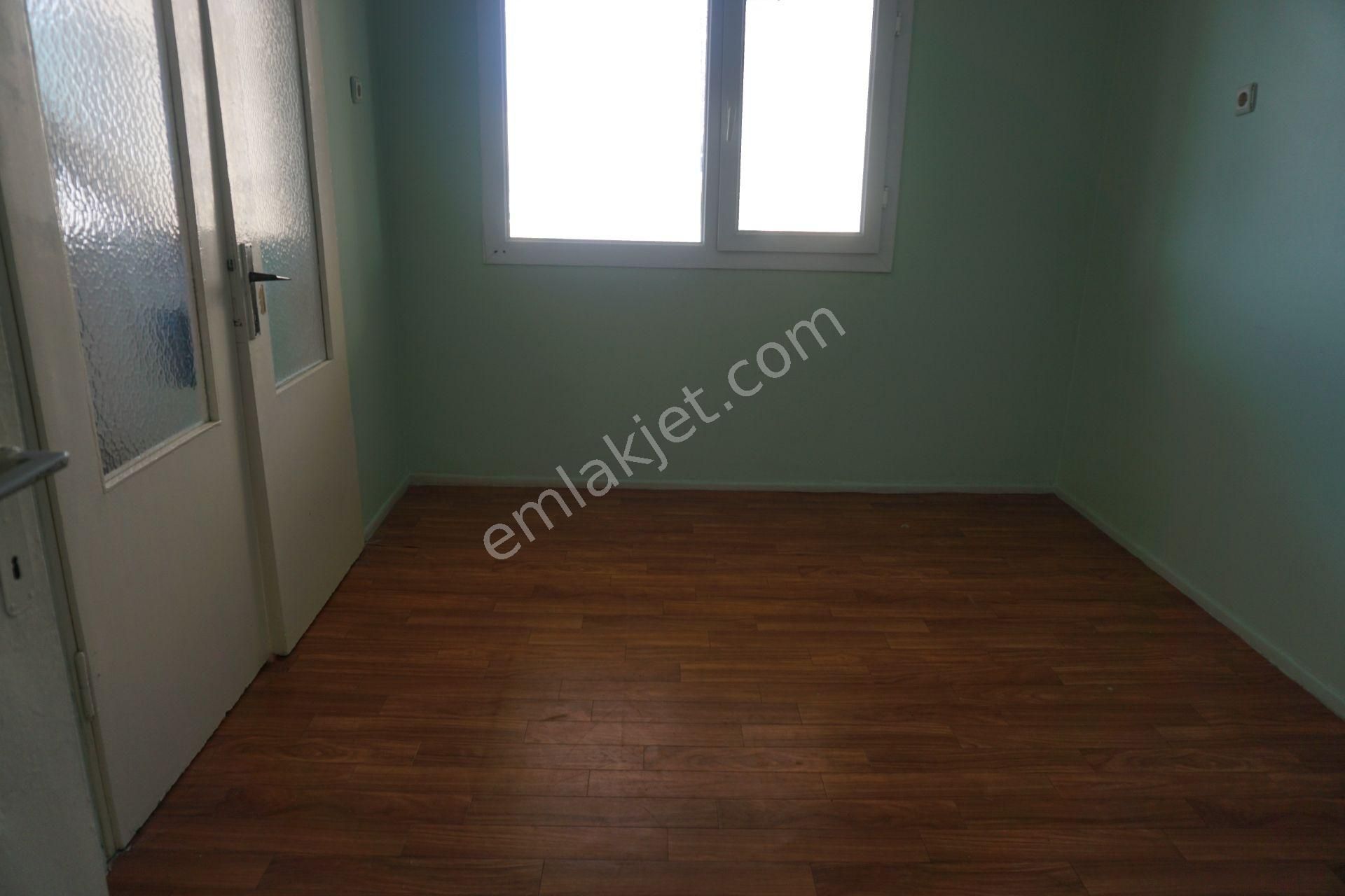 Emlakçıdan İzmir Çiğli Evka 2 Mahallesi 3+1 Kiralık Daire 1.300 TL