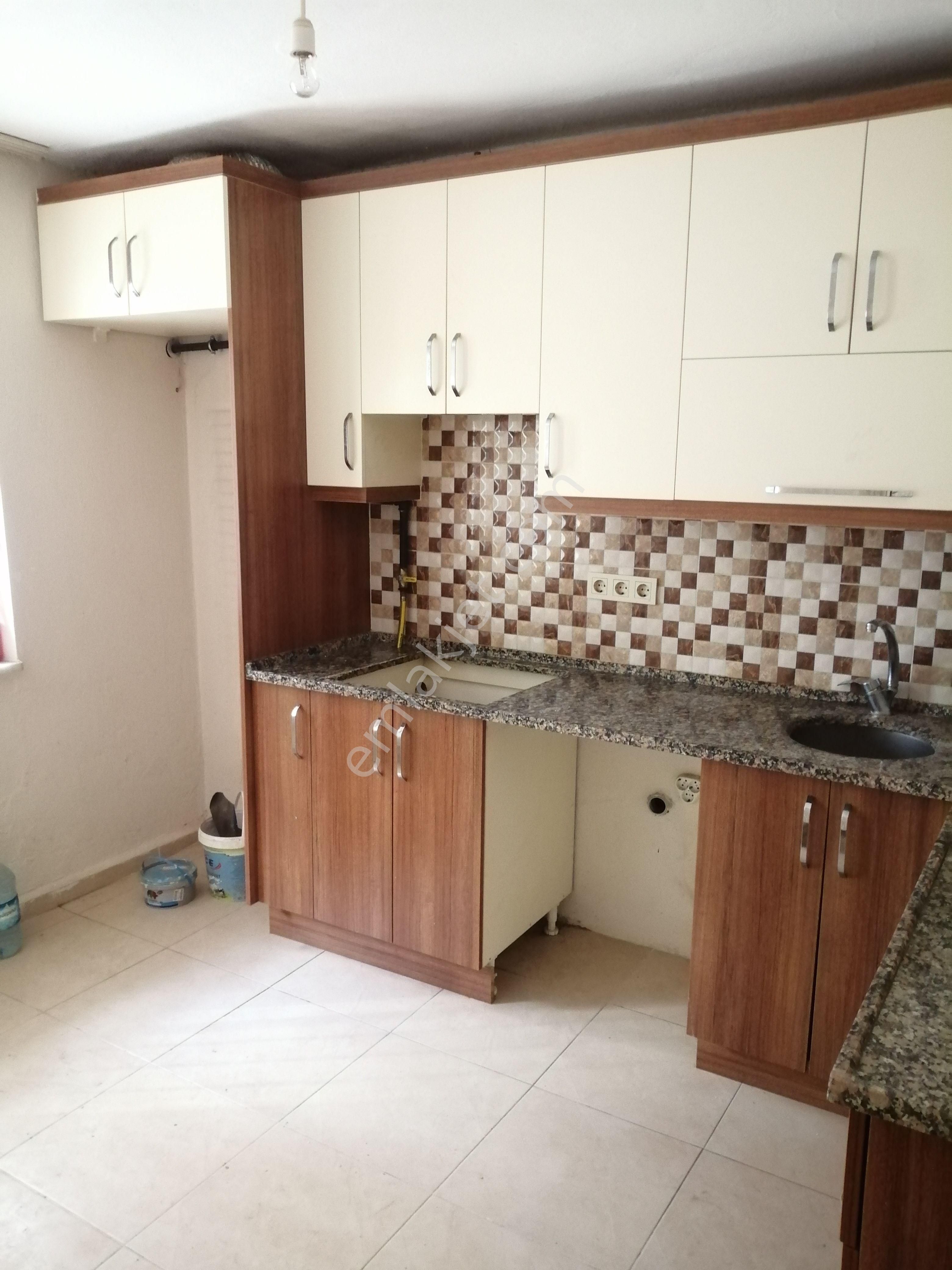 Emlakçıdan Manisa Yunusemre Barbaros Mahallesi 2+1 Kiralık Daire 1.050