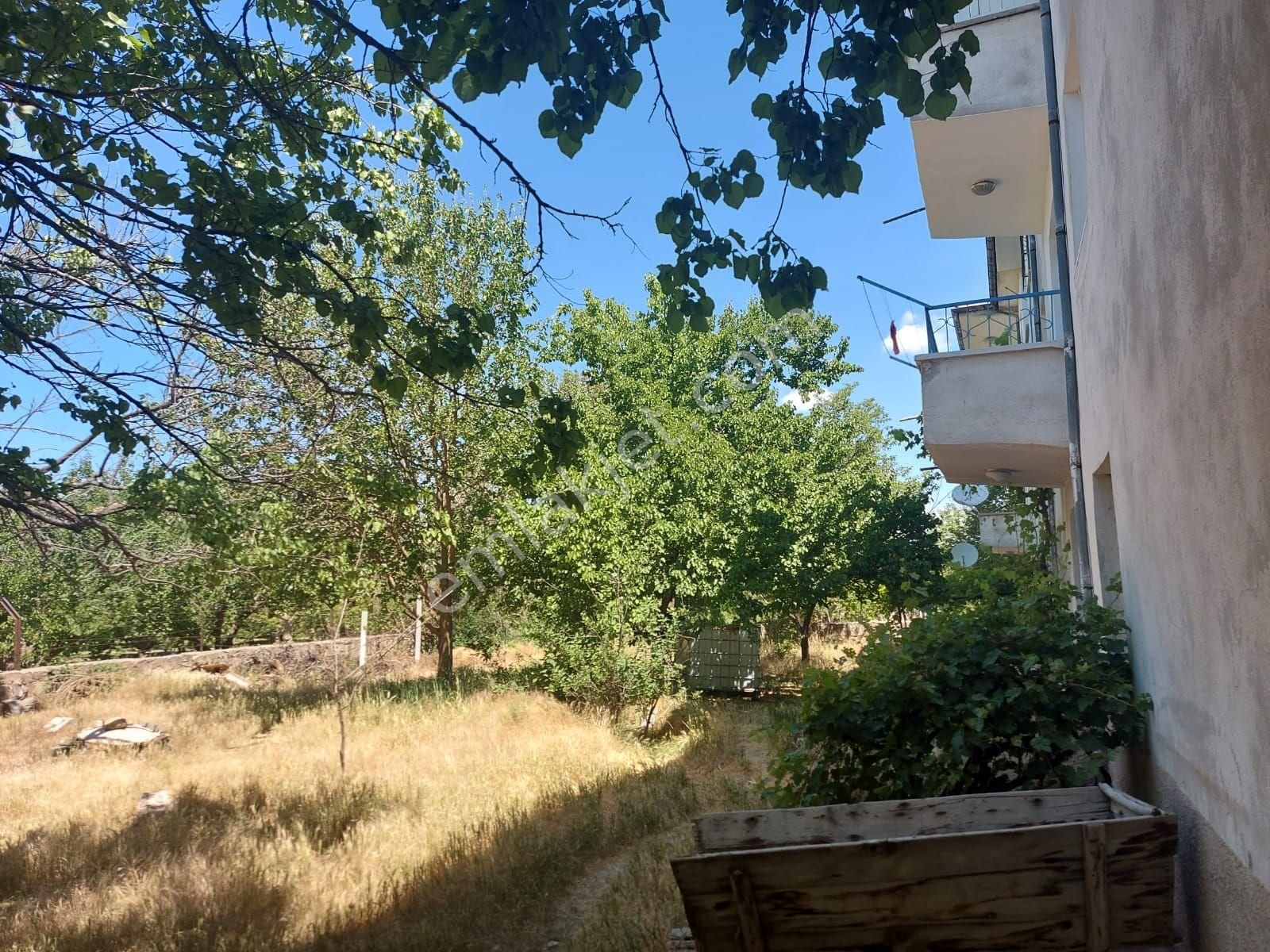 Emlakçıdan Niğde Bor Bahçeli Bld. (Cumhuriyet Mahallesi) 2+1 Satılık