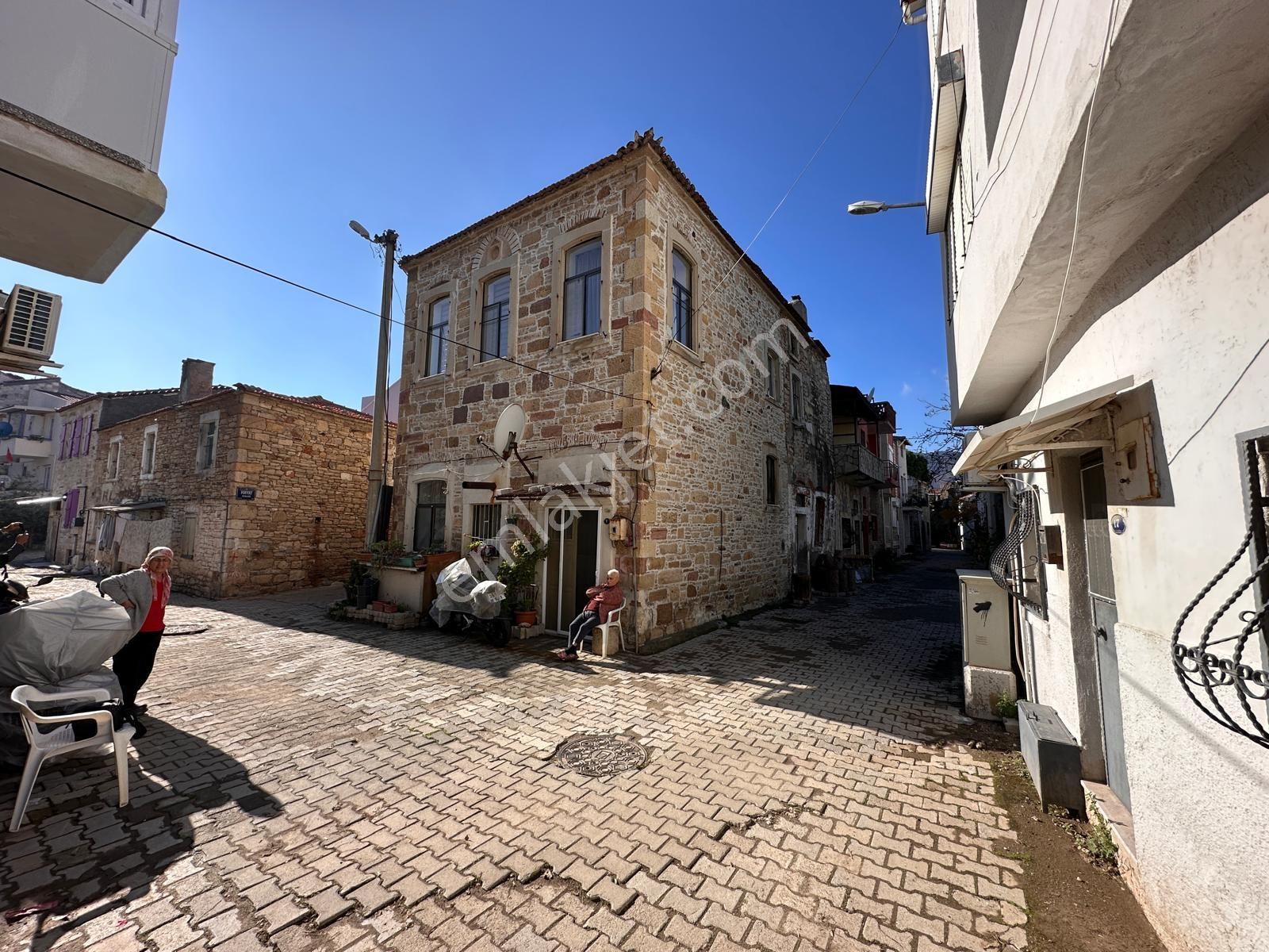 Foça Mustafa Kemal Atatürk Satılık Villa Yeni Foça Merkezde Satılık Taşev 3+1=105 M2 ( 15.500.000 Tl)