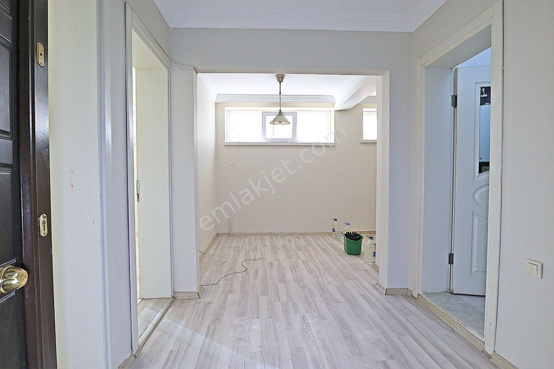 Simge Emlak Mithatpaşa Caddesine 10 Adım Bakımlı 2+1 Daire